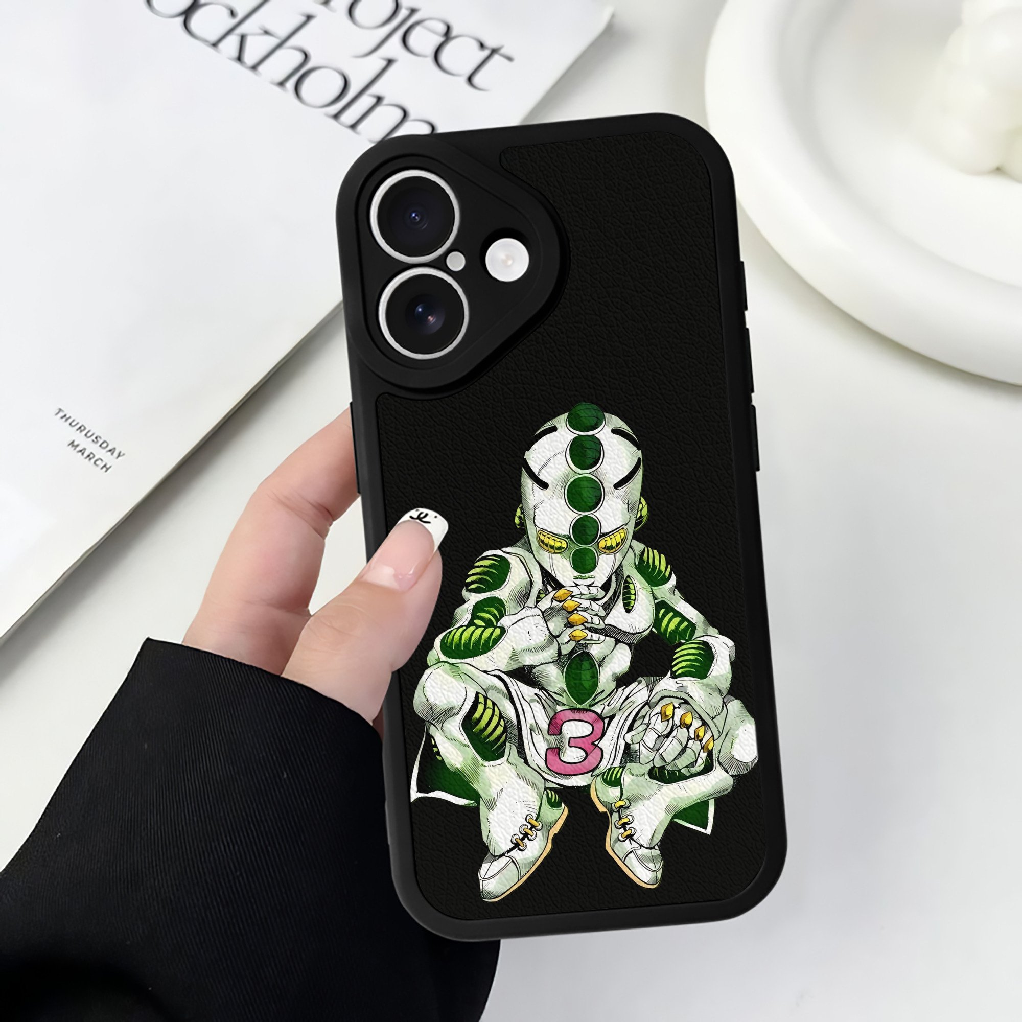 （画像用） ジョジョの奇妙な冒険 広瀨康一 JoJo's Bizarre Adventure Hirose Koichi 【iPhone 16シリーズ対応】シリコンスマホケース（レザー調） 材質：シリコン